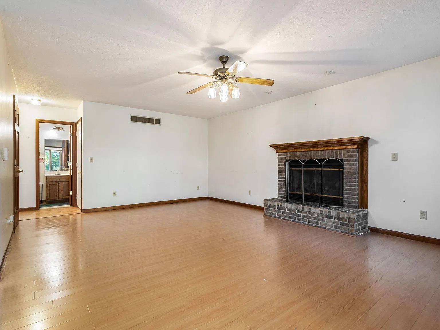 4 bed, 2.5 bath, 2650 sqft, $3,200 — Photo 4