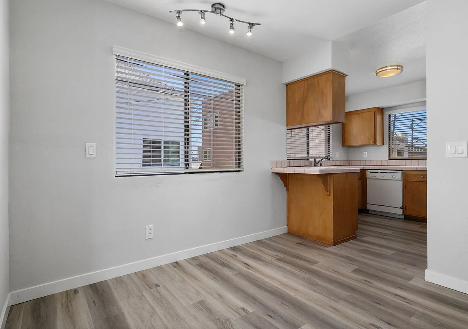 Mission Beach. 3 bedroom, 2.5 bath, 2 car garage, — Photo 1