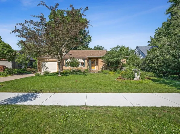 612 Oak Knolls Ave, Rockford, IL 61107