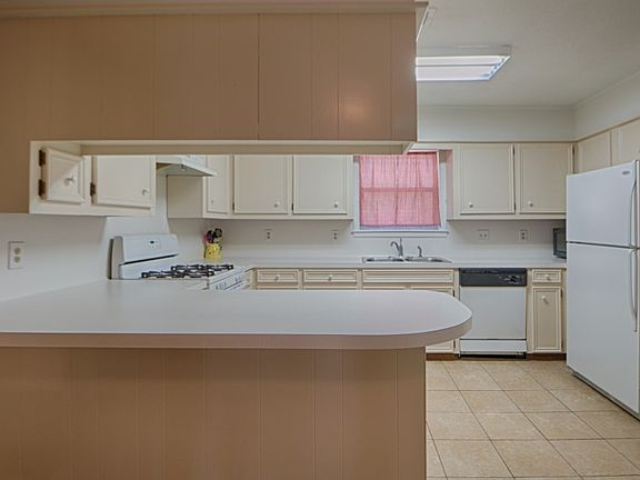 4th image of 2710 Camelot Dr