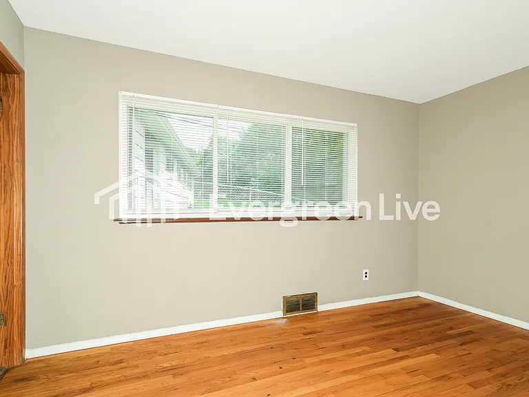1820 Clover Ln — Photo 7