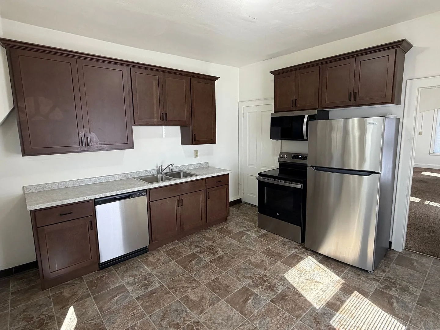 Great 2 bedroom, 1 bath duplex! — Photo 2