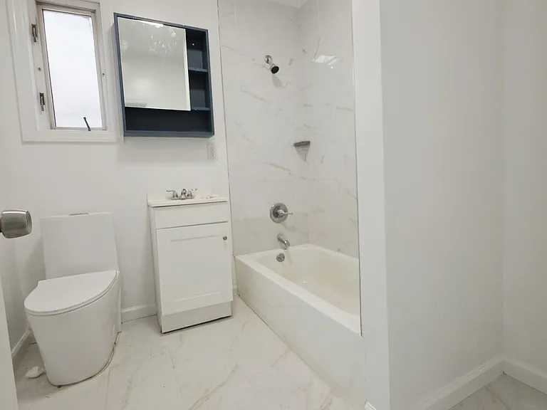 28 E 47th St #2E — Photo 9