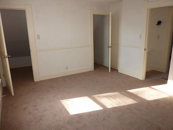 Upstairs Larger bedroom