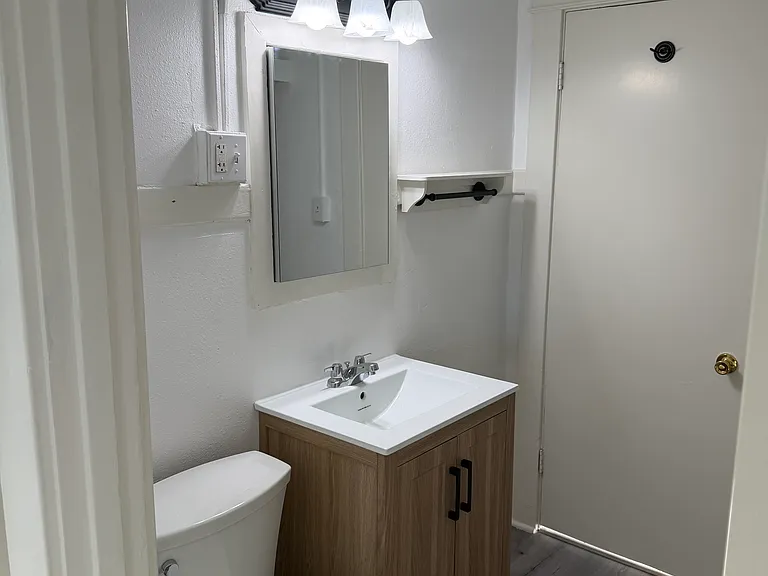 500 W Wilson Ave #502-1/2 — Photo 8