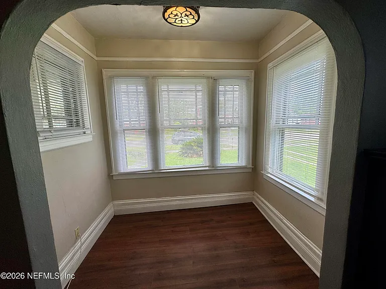 805 Saint Clair St — Photo 5
