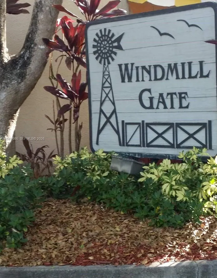 Miami Lakes Windmill Gate — Photo 1