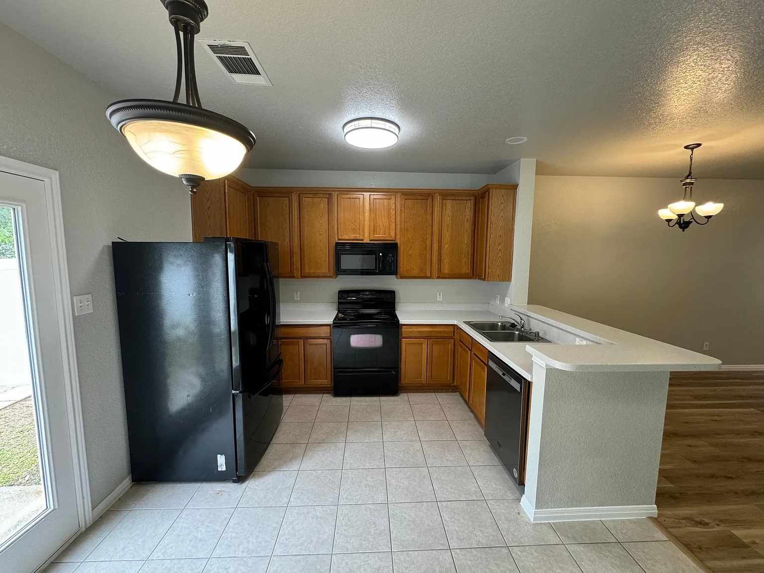 3 bed, 2.5 bath, 1236 sqft, $2,000 — Photo 2