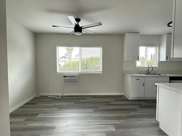 Encino Royal — Photo 19