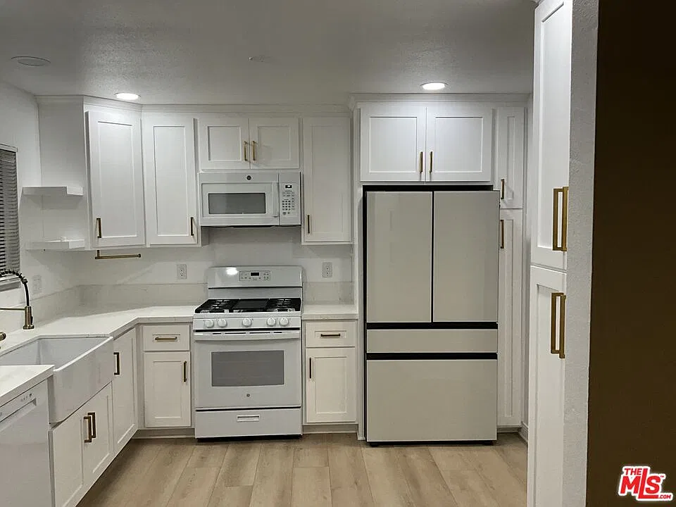2 bed, 3.0 bath, 1360 sqft, $3,250 — Photo 4