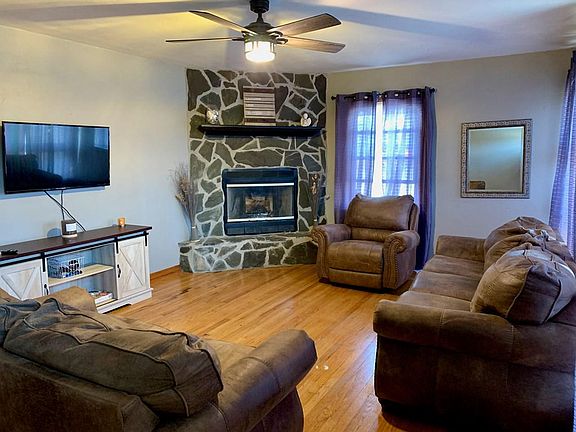 3rd image of 1245 Castlewood Pl