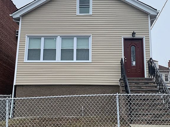 3rd image of 945 E 216th St #Tom
