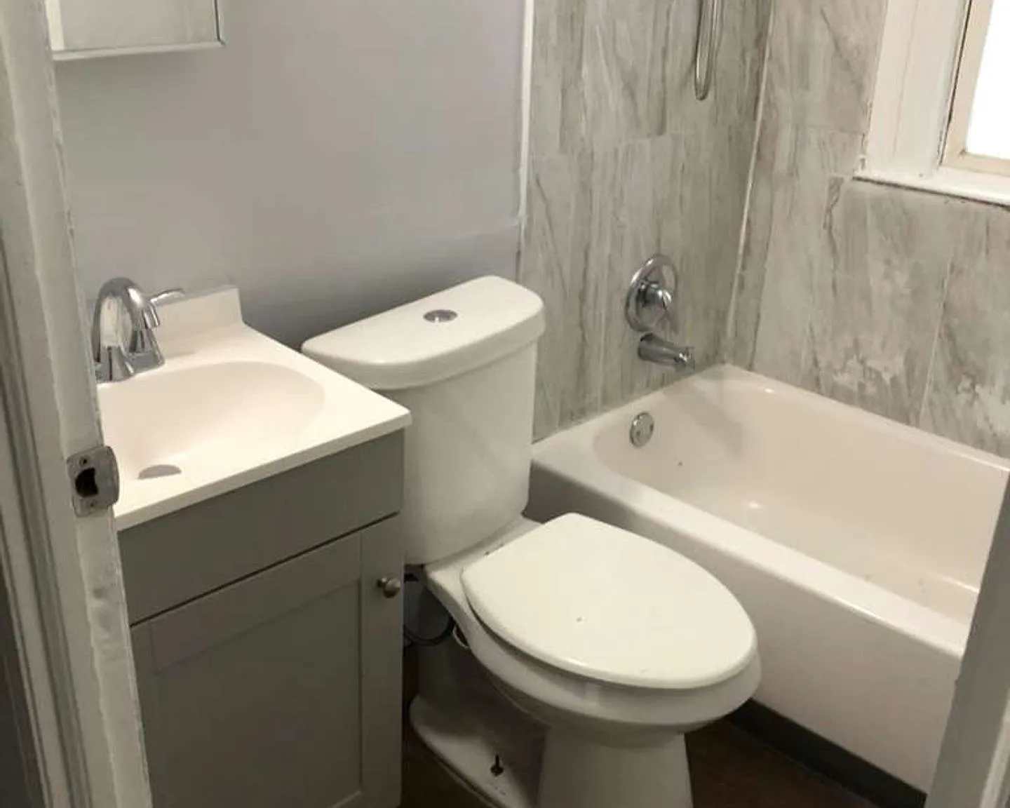 Charming Renovated 2-Bedroom Lower Unit Section 8 Welcome — Photo 4