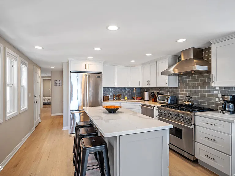 305 Ocean Dr — Photo 13