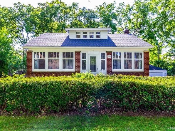 21166 Seminole St, Southfield, MI 48033