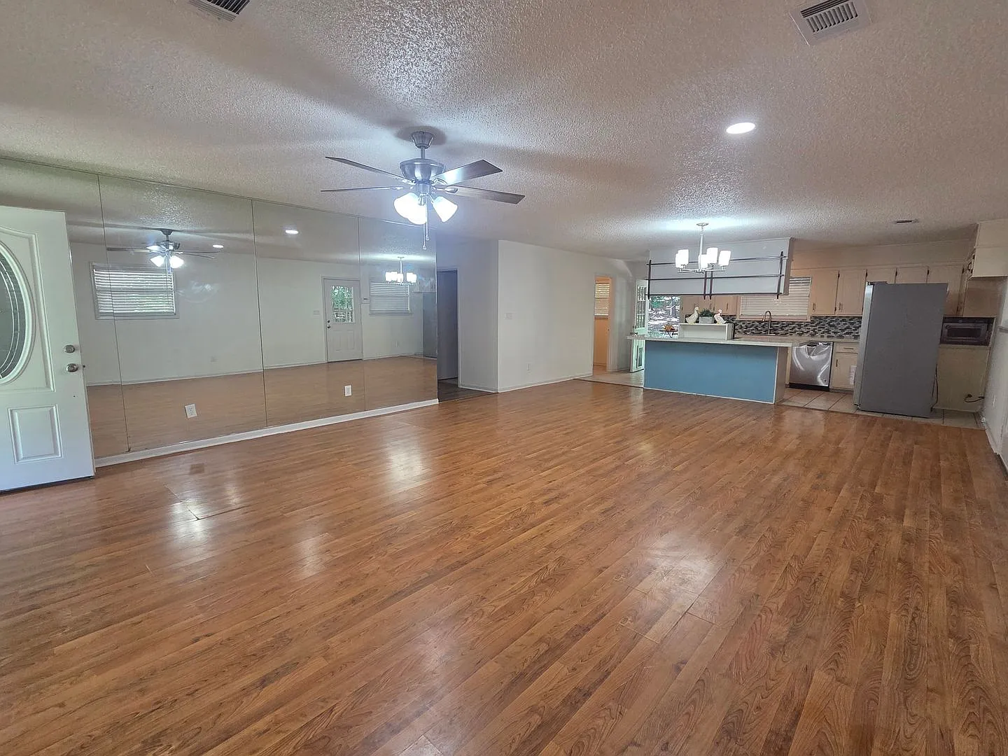 3bd/2ba, Updated kitchen! — Photo 4