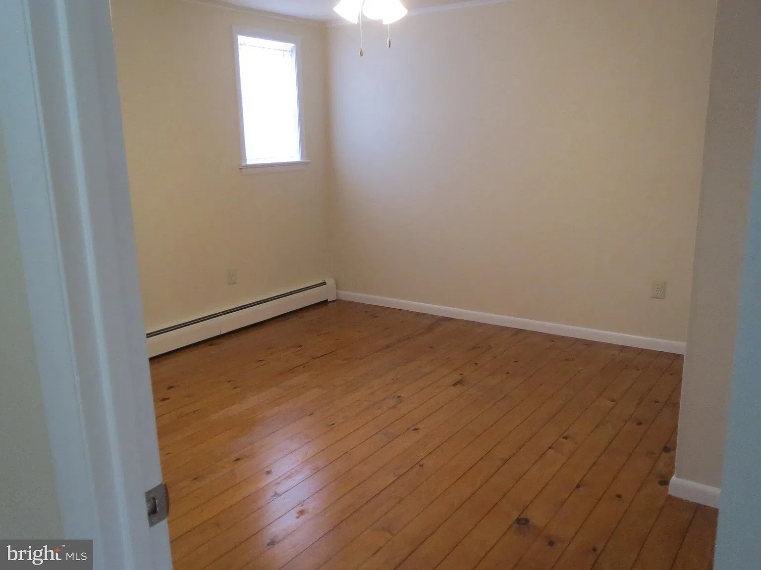2 bed, 1.0 bath, 75000 sqft, $1,800 — Photo 3