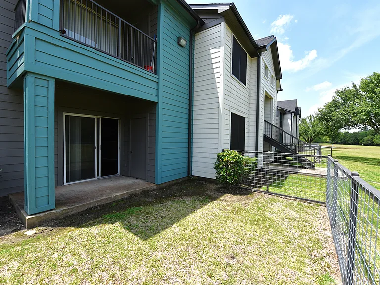 Lakeside Apartments — Photo 22