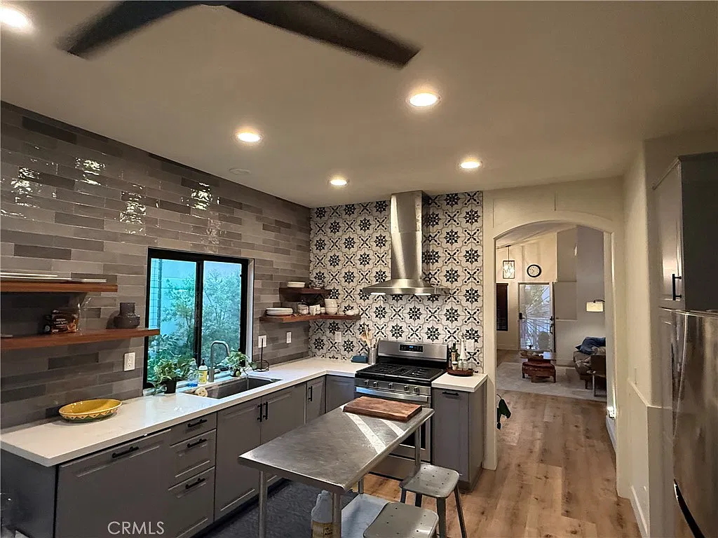 3 bed, 1266 sqft, $3,300 — Photo 3
