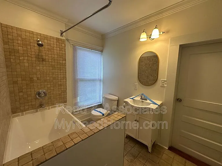 1042 Blythe St — Photo 11
