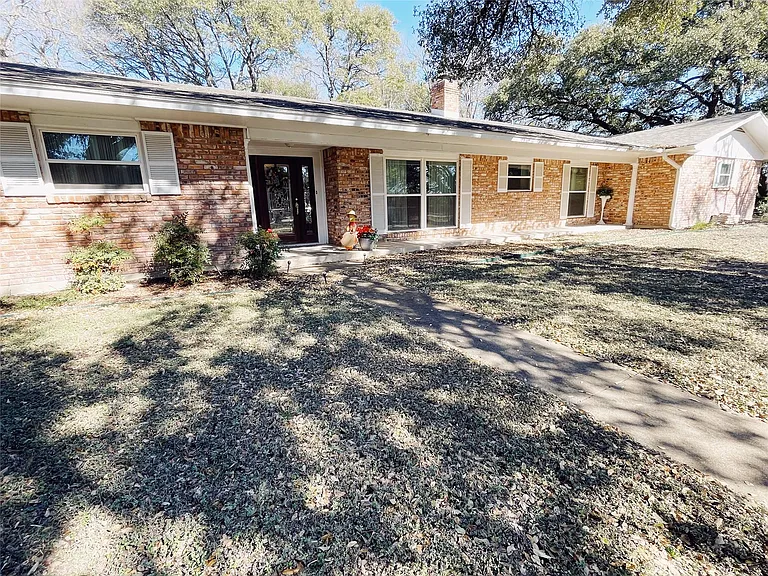 700 Shanklin Rd — Photo 2