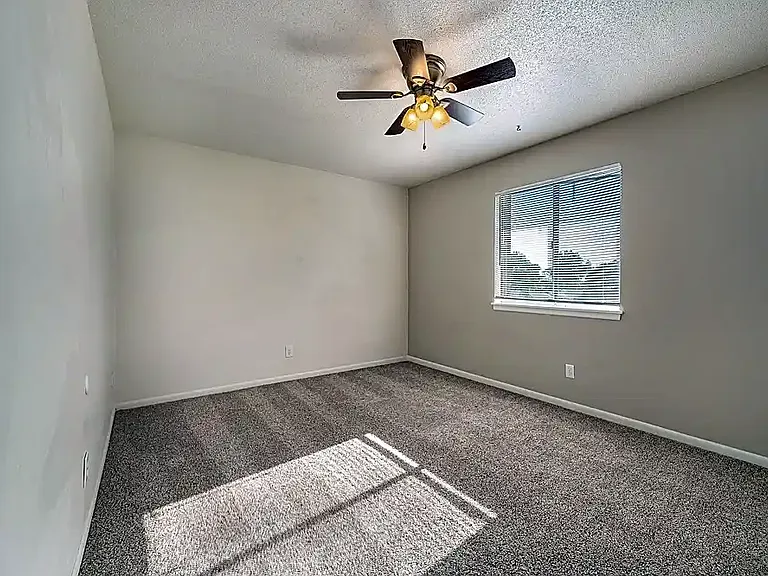 Blue Springs Apartments — Photo 23
