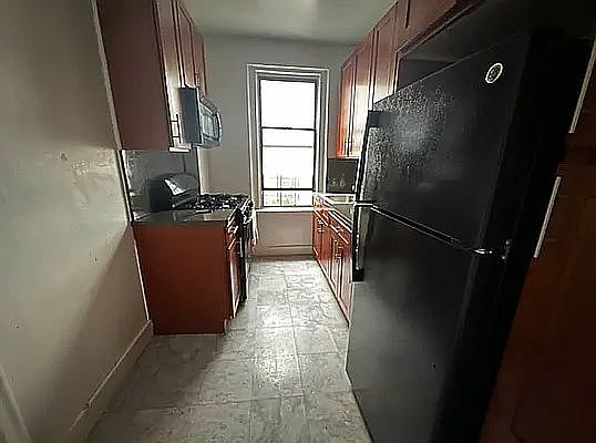 2nd image of 410 E 17th St #4