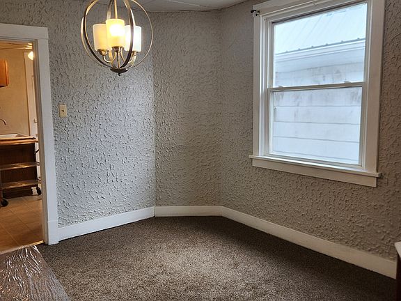 Diningroom to kitchen