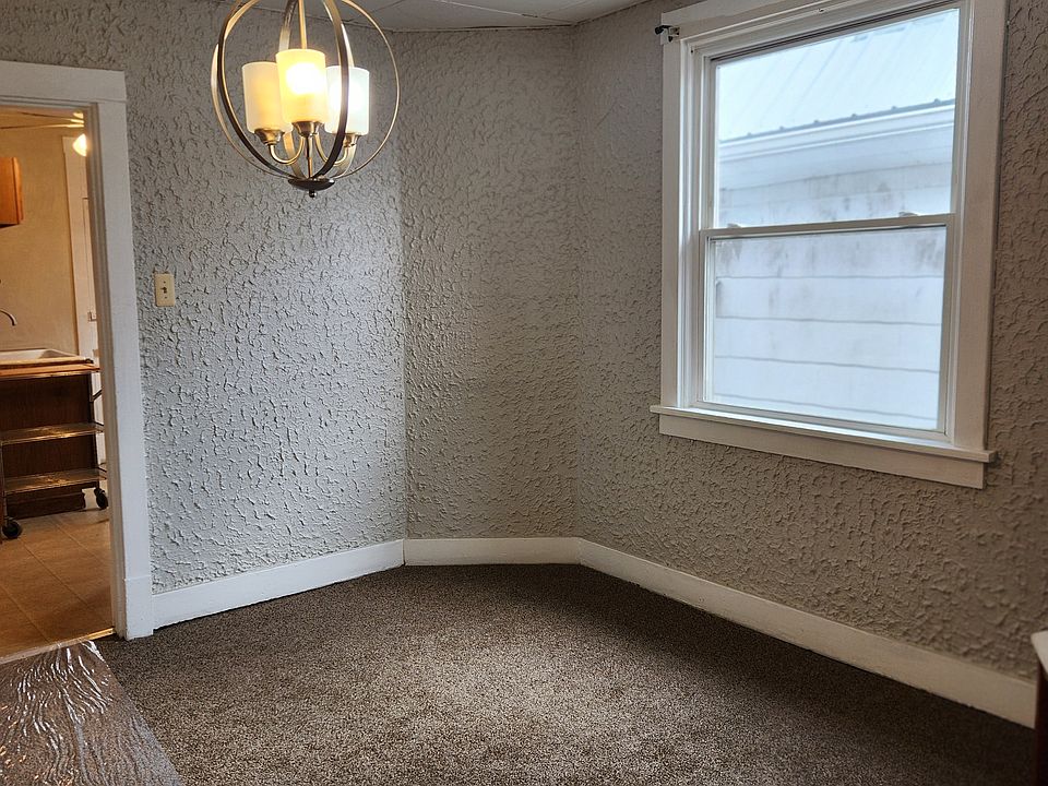 Diningroom to kitchen
