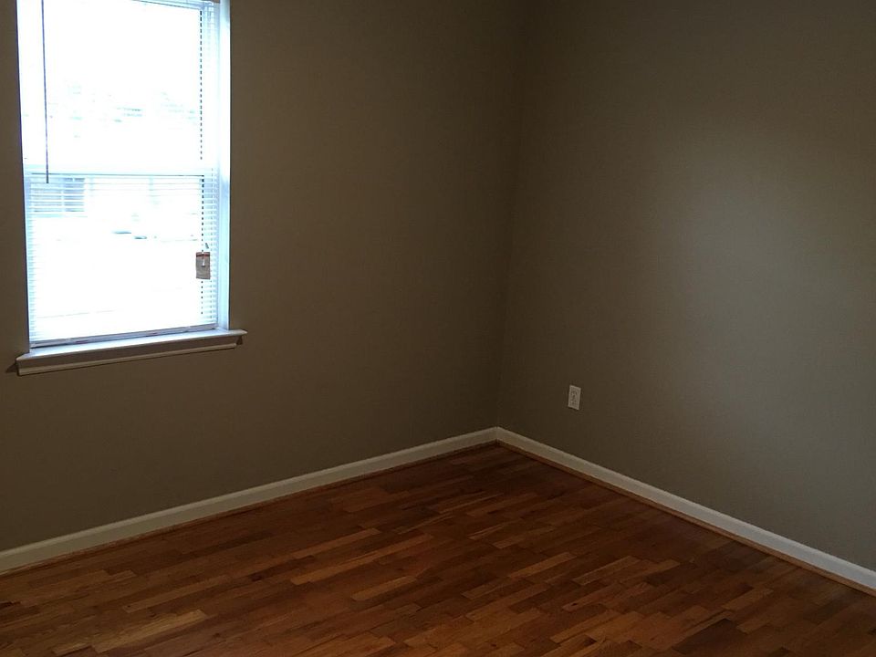 1st image of 16 W Meadowbrook Dr