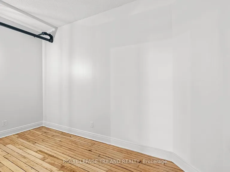 330 Clarence St #204 — Photo 3