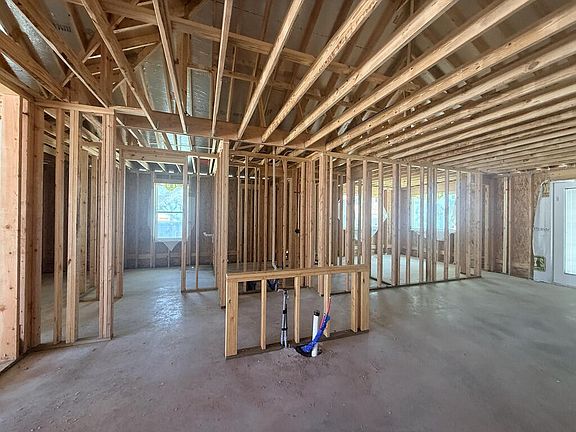 4th image of 2106 Royal Oaks