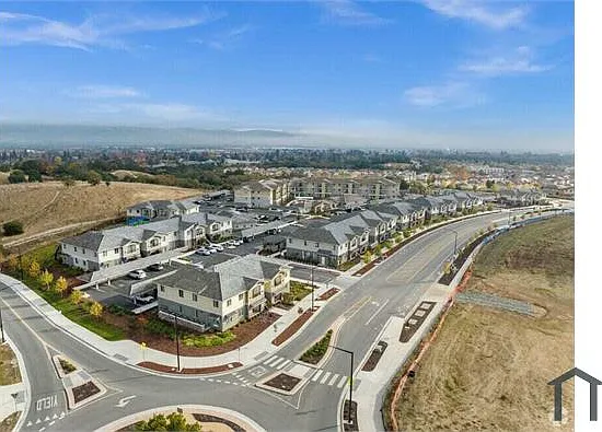 2 bed, 800 sqft, $2,400 — Photo 2