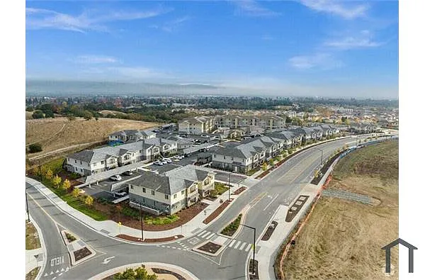 Building Photo - 1335 W Luchessa Ave #129