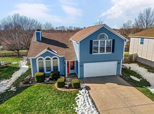 616 SE Sumpter Dr, Lees Summit, MO 64063