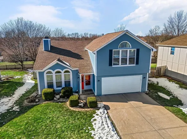 616 SE Sumpter Dr, Lees Summit, MO 64063