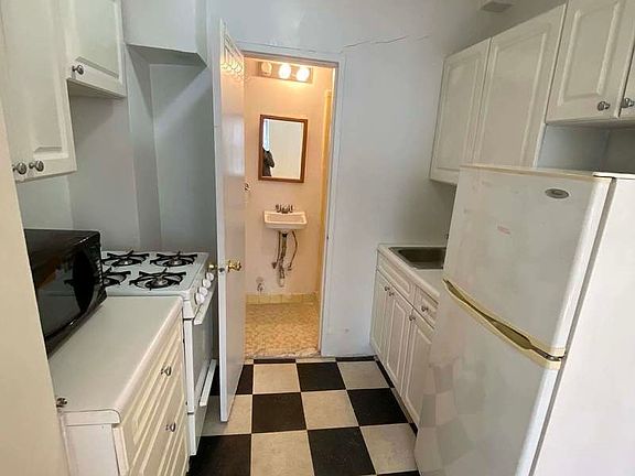 5th image of 141 E 13th St APT 3C