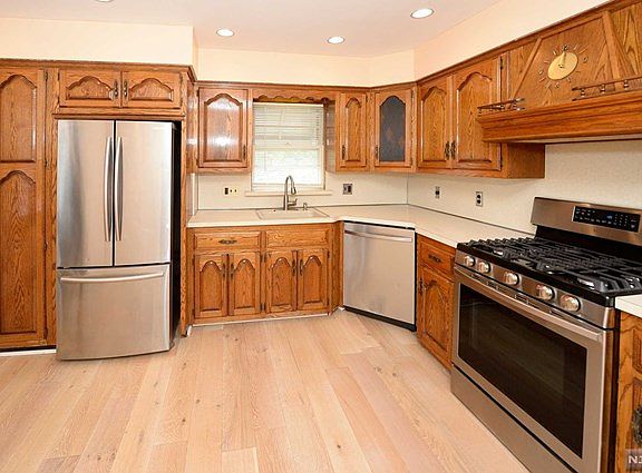 3rd image of 2-26 Hartley Pl #2