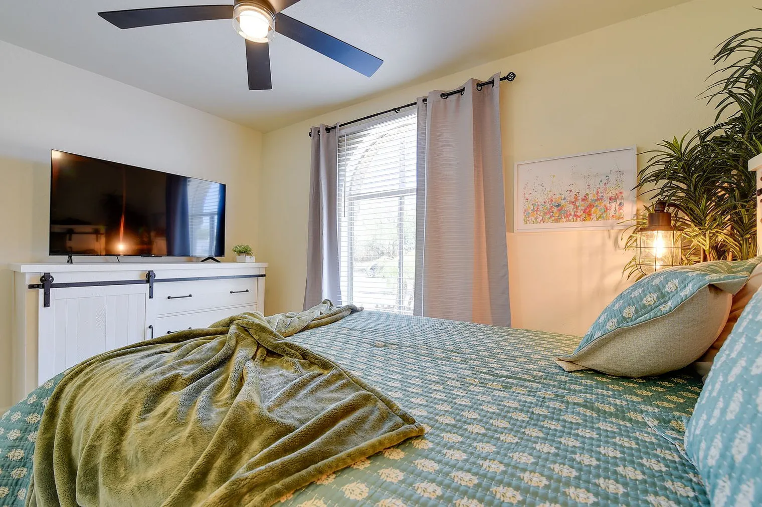 3 bed, 2.0 bath, 1399 sqft, $6,918 — Photo 4