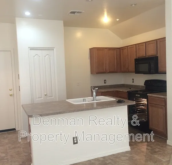 3914 S 52nd Ln — Photo 4