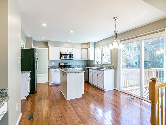 2nd image of 214 Whitney Pl NE