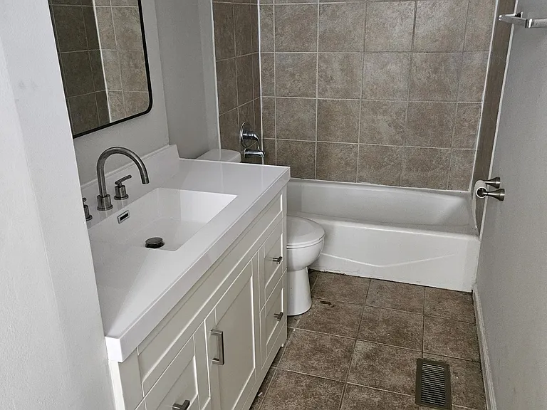 1015 Shenandoah Ave #1F — Photo 3
