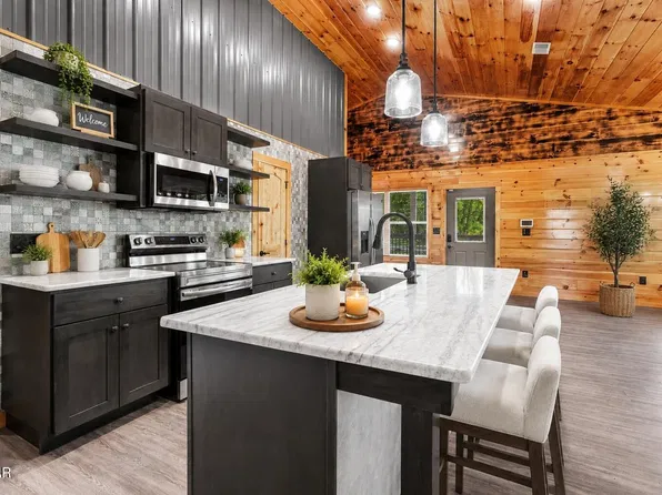 353 Oak Lake Dr, Sevierville, TN 37876