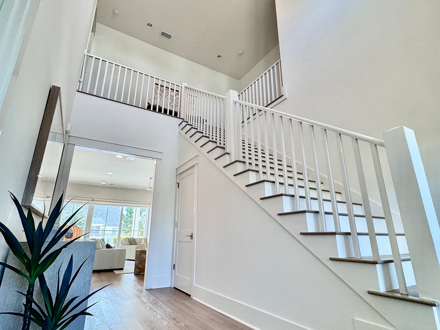 5 bed, 4.5 bath, 3030 sqft, $8,500 — Photo 3