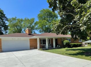 2445 Buena Vista Dr, Brookfield, WI 53045