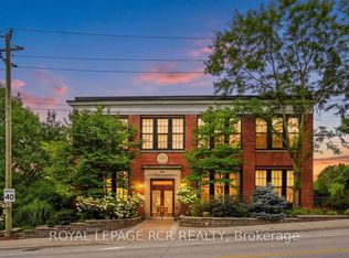 543 Timothy St #207, Newmarket, ON L3Y 1R1