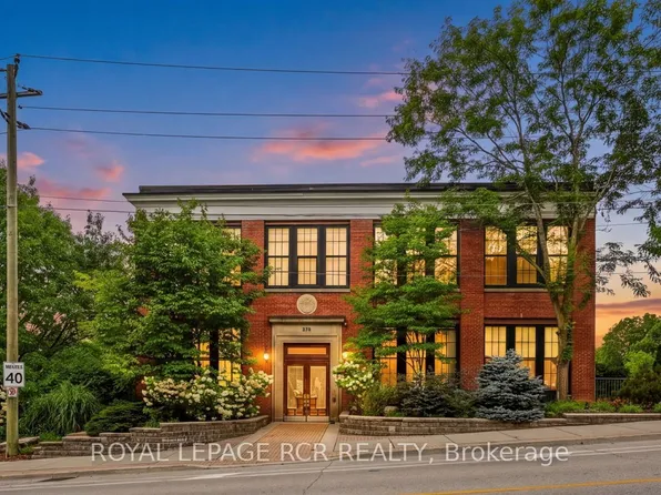 543 Timothy St #207, Newmarket, ON L3Y 1R1