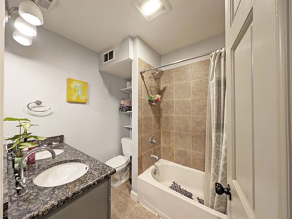5th image of 917 N Hermitage Ave #1