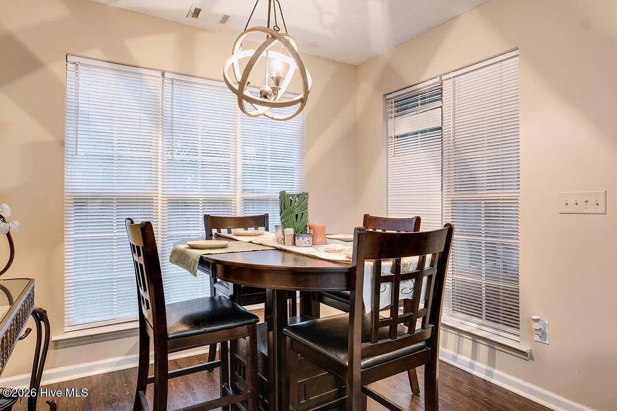 3 bed, 2.0 bath, 1350 sqft, $1,695 — Photo 4