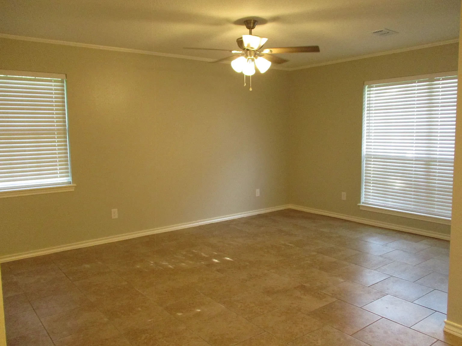 2 bed, 1000 sqft, $1,200 — Photo 2